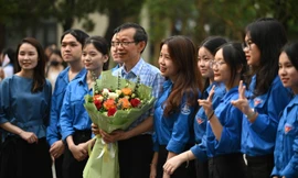 Sinh viên trường Sư phạm hàng nối hàng chia tay Thầy Hiệu trưởng