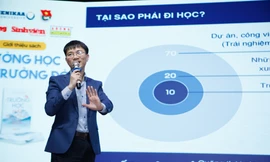 Nhà báo Nguyễn Tuấn Anh ký tặng sách, truyền cảm hứng 'khác biệt' cho gần 1000 sinh viên 