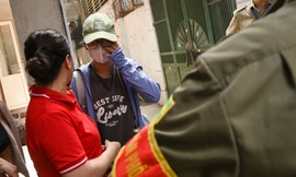 Chia buồn những khoảnh khắc mòn mỏi đợi chờ, phút đau buồn của người nhà sinh viên trong vụ cháy tại Trung Kính