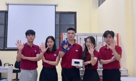 Nhóm sinh viên Thuỷ lợi sáng tạo găng tay robot thông minh phục hồi chức năng