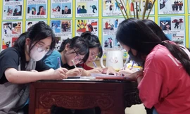 Sĩ tử 2006 đội mưa đến chùa Đậu cầu may trước thềm kỳ thi THPT năm 2024