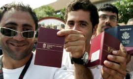 Du khách cứ có tiền là có hộ chiếu vàng