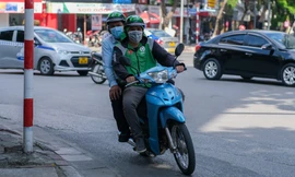 Sinh viên chạy xe ôm công nghệ: Kiếm tiền có dễ?