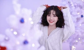 Nữ sinh Văn Hiến ngọt ngào đón Giáng sinh với bộ ảnh tone tím mới lạ