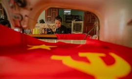 Tiếp nối truyền thống ‘thổi hồn’ cho hàng triệu lá cờ đỏ sao vàng