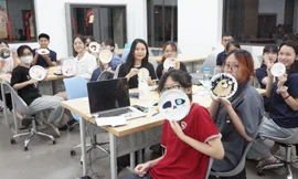 'Tái sinh': Khi người trẻ lắng nghe những mảnh vụn kể chuyện