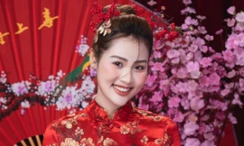 9X Hà Thành ‘gieo thương nhớ’ ngày Xuân với sắc đỏ rực rỡ