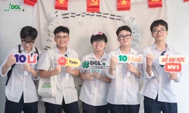 Bạn trẻ thích thú trải nghiệm chụp ảnh kỷ yếu tại Ngày hội tuyển sinh Khối ngành Khoa học và Công nghệ