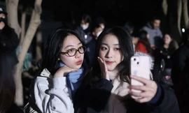 Giới trẻ tưng bừng đón Giao Thừa Ất Tỵ 2025: Ngắm pháo hoa rực rỡ, Đi lễ chùa cầu may