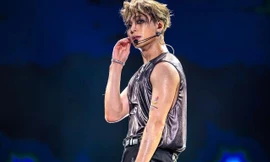 Nam ca sĩ bị chỉ trích vì vũ đạo gợi dục