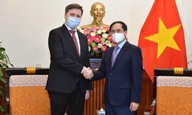 Đề nghị Ba Lan hỗ trợ bảo hộ công dân Việt Nam sơ tán từ Ukraine