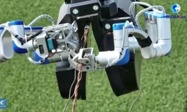 Xem robot leo dây sửa đường điện cao thế ở Trung Quốc