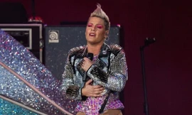 Nữ ca sĩ sửng sốt khi khán giả ném tro cốt lên sân khấu