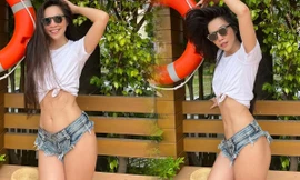 Hiền Thục diện quần short jeans bé tẹo, khoe cơ bụng săn chắc ở tuổi 40