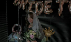 Minh Hằng quây quần bên bạn bè tổ chức tiệc độc thân