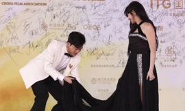 Tô Hữu Bằng chỉnh váy cho Trần Nghiên Hy trên thảm đỏ