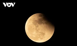 Những khoảnh khắc của nguyệt thực toàn phần tại Hà Nội