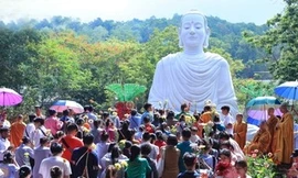 Video: Hơn 5 vạn người xếp hàng dâng hoa trong đại lễ Phật đản tại Bà Rịa - Vũng Tàu