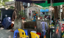 Lạ lẫm cảnh sinh hoạt tại con phố được mệnh danh 'phố nghĩa địa' ở Hà Nội