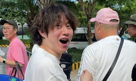 Showbiz 18/6: Ca sĩ nổi tiếng bị vệ sĩ chặn ở sân bay Đà Nẵng