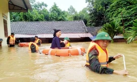 Cận cảnh nước dâng tận nóc nhà ở Tam Đảo