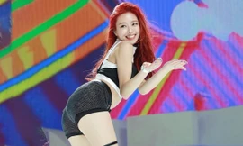 Ca sĩ thần tượng bị phản ứng vì trang phục 'chín ép'