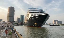 Loạt siêu du thuyền dồn dập đưa khách tới TPHCM