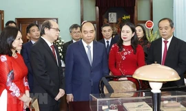 Chủ tịch nước dâng hương tưởng niệm Chủ tịch Hồ Chí Minh