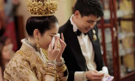 Hoa hậu chuyển giới đẹp nhất Thái Lan khóc trong ngày cưới