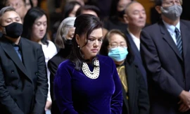 Bà xã Phương Loan bật khóc trong lễ giỗ đầu danh hài Chí Tài tại Mỹ