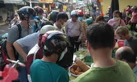 Hàng xôi lá sen đắt khách nhất TPHCM, có tiền cũng khó mua