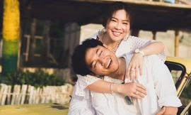 Quý Bình bật khóc khi đón con đầu lòng với vợ đại gia hơn 7 tuổi