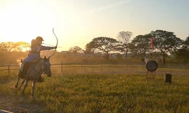 Trai Hà Nội cưỡi ngựa, bắn cung như... phim Việt cổ