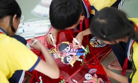VIDEO: Xem 'nghệ nhân' nhí múa bút vẽ tranh làm lồng đèn trung thu