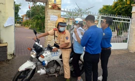 CSGT Long An hỗ trợ thí sinh bị tai nạn đến điểm thi kịp thời