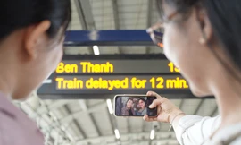 Hành khách lên metro TPHCM. Ảnh: H.H