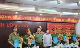 Long An thưởng nóng cho 5 tập thể phá nhanh vụ án bắt cóc bé gái 3 tuổi