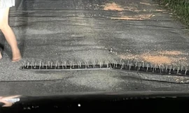 Kinh hoàng bàn chông đinh 'bẫy' người đi đường