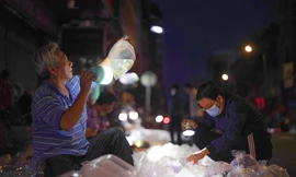 Người dân soi đèn mua gì ở 'chợ âm phủ' lâu đời nhất nhì TPHCM ?