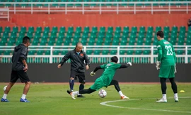 Thầy Park tinh quái ‘xỏ kim’ Nguyên Mạnh trong buổi tập đầu tiên của đội tuyển Việt Nam