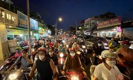 Kẹt xe kinh hoàng, dòng người 'chôn chân' ở ngã tư Hàng Xanh