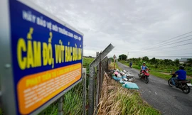 Rác thải ngập tràn hai bên cao tốc TPHCM – Trung Lương