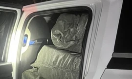 Phát hiện bất ngờ trên hai ô tô vắng chủ ở Long An