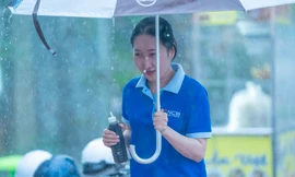 Mưa lớn bất chợt giờ tan tầm, người dân Long An vất vả về nhà