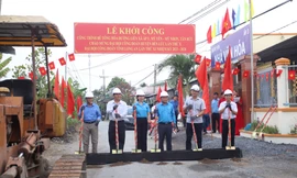 Gần 5 tỉ đồng làm đường bê tông nông thôn chào mừng Đại hội Công đoàn ở Long An