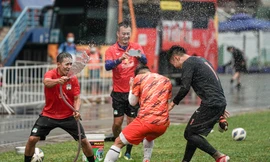 Thầy trò HLV Kiatisuk có màn lễ hội té nước độc đáo tại TPHCM 