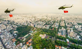 Cờ Tổ quốc tung bay trên nóc Dinh Độc Lập