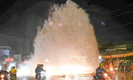 Nước bất ngờ phun xối xả như 'vòi rồng' trên đường ở Long An 