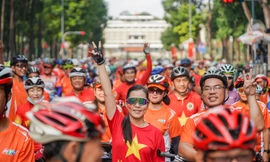 2.000 người dân TPHCM đạp xe diễu hành mừng đại lễ 30/4