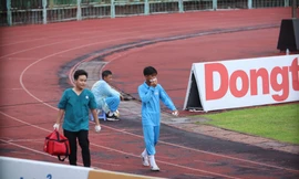 Cậu bé nhặt bóng chấn thương vì bảng quảng cáo đè trúng mặt